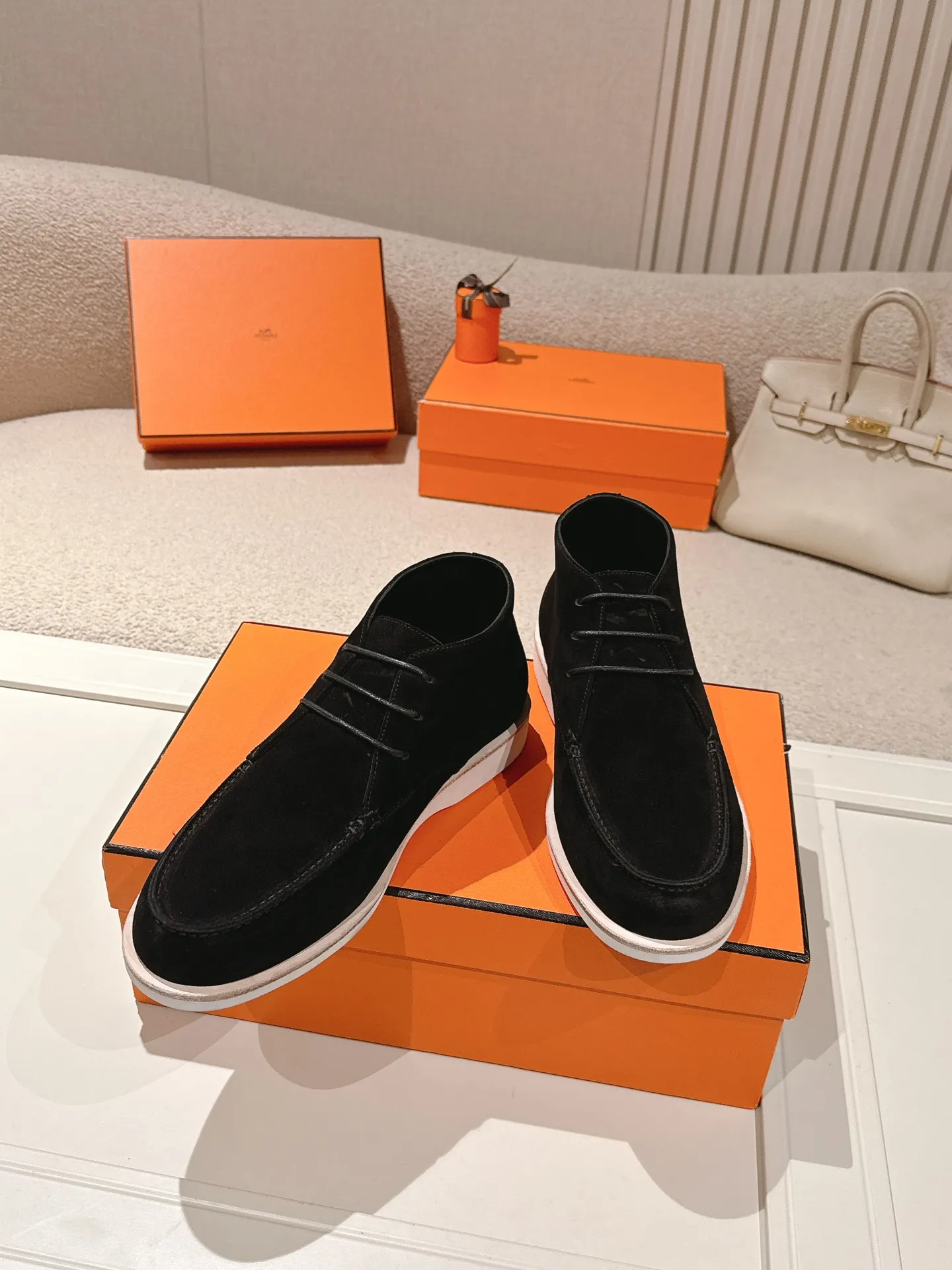 Men's Men's Shoes 660💰 Hermes men's size #26ss calfskin derby shoes, decorated with signature "H Diamant" details for a stylish and casual style. Fabric: Cow suede Lining: Mixed sheep lining Outsole: Genuine leather welt + original TPU Bottom thickness: 3CM Code number: 39-45 (customized at 46.47)